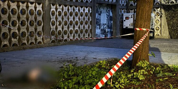 У Львові австралієць стрибнув з оглядового майданчика на Ратуші та залишив прощальну записку