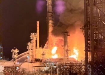 Пожежу на НПЗ в Австралії не можуть погасити, вона загрожує виробництву бензину