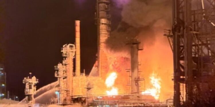 Пожежу на НПЗ в Австралії не можуть погасити, вона загрожує виробництву бензину