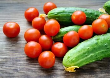 Огірки в Україні подешевшали, а помідори стрімко дорожчають – аналітики