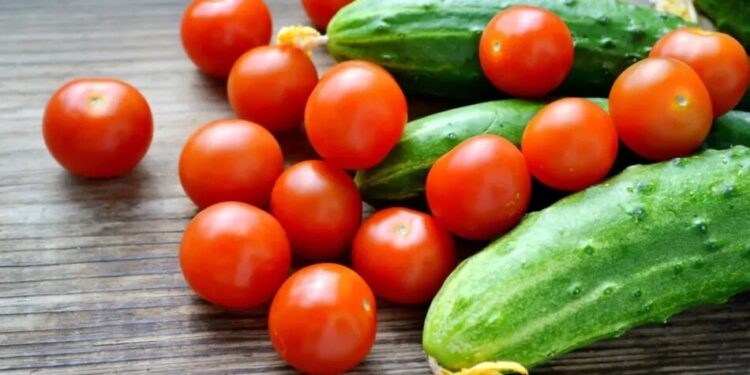 Огірки в Україні подешевшали, а помідори стрімко дорожчають – аналітики