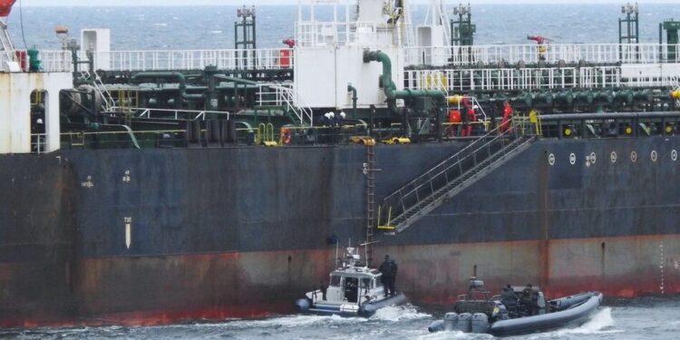 Швеція затримала імовірний танкер "тіньового флоту" рф після розливу нафти на Балтиці