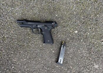 У Києві чоловік розгулював вулицями з пістолетом, його затримали