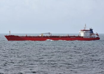 Пов'язаний з Китаєм танкер під санкціями США випробовує блокаду Трампа в Ормузькій протоці – ЗМІ