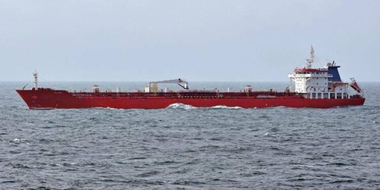 Пов'язаний з Китаєм танкер під санкціями США випробовує блокаду Трампа в Ормузькій протоці – ЗМІ