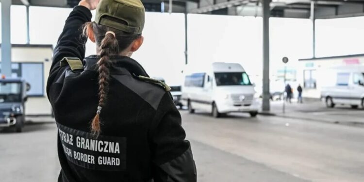 Прикордонники не пустили в Польщу українку через "радіоактивну" 100-доларову купюру