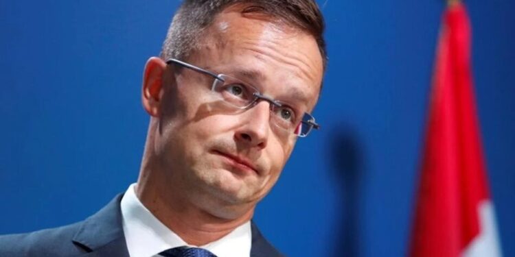 Сіярто вважає, що українці та Європа "були зацікавлені" у зміні уряду Угорщини