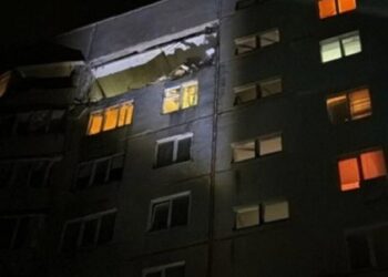 Удар дроном "молнія" по багатоповерхівці Харкова: дві жінки постраждали, у будівлі вибито вікна