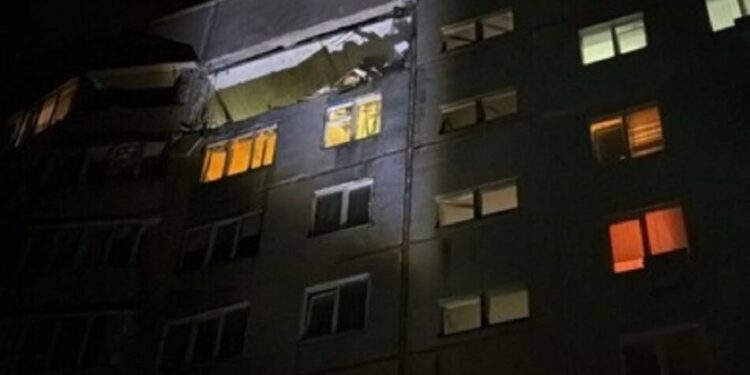 Удар дроном "молнія" по багатоповерхівці Харкова: дві жінки постраждали, у будівлі вибито вікна