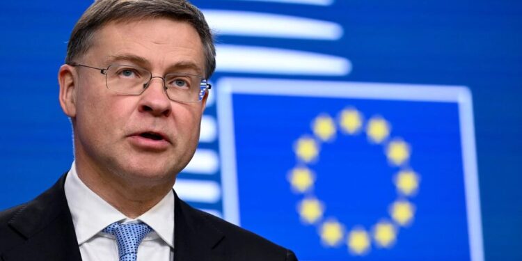 Комісар ЄС: перший транш з €90 млрд Україні має надійти до кінця травня – початку червня