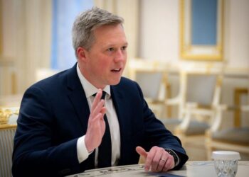 Після розбіжностей із Гегсетом міністр армії США Дрісколл заявив, що нікуди не йде – WP