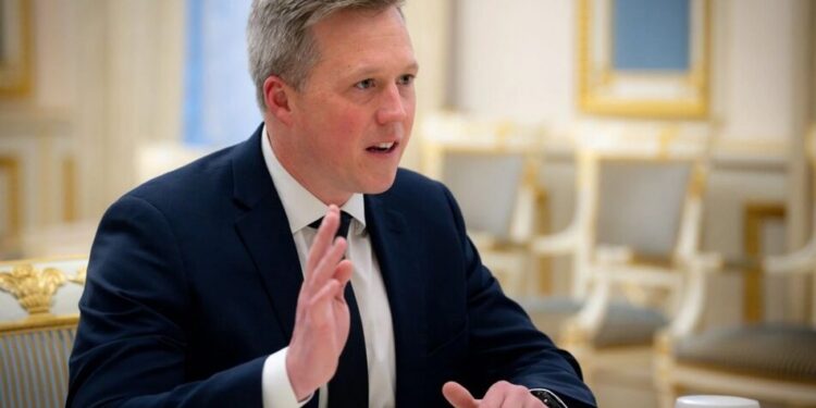 Після розбіжностей із Гегсетом міністр армії США Дрісколл заявив, що нікуди не йде – WP