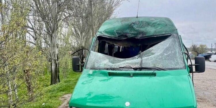 Ворог вдарив по рейсовому мікроавтобусу на Нікопольщині – 4 поранених, серед них дитина