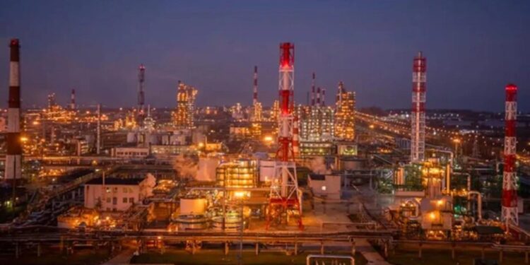 Один із найбільших НПЗ в росії зупинив роботу після атаки дронів – Reuters