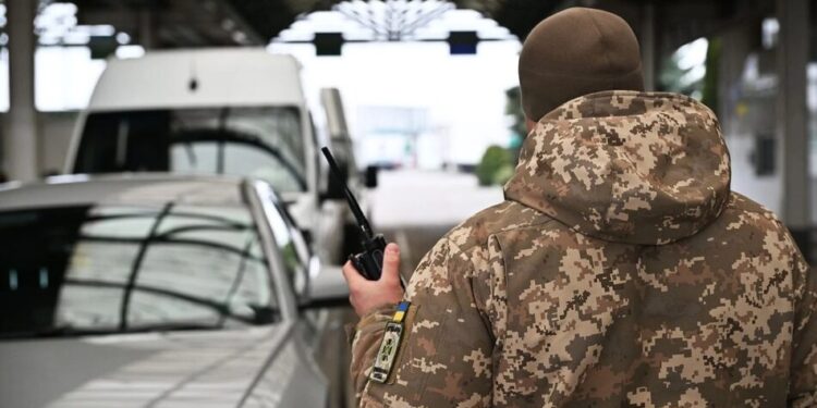 Черги на кордоні України і Польщі зросли через наплив авто перед Великоднем – що слід знати