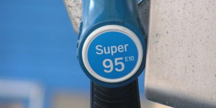 Скільки коштують бензин та дизель на українських АЗС та чи підвищаться вони в ціні