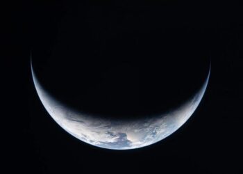 Artemis II уже подолала половину шляху та має приводнитися на Землі – як це буде