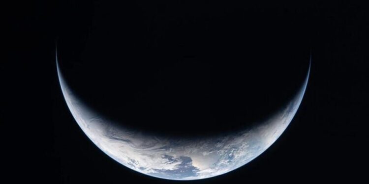 Artemis II уже подолала половину шляху та має приводнитися на Землі – як це буде