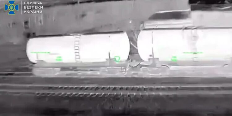 СБУ та Сили безпілотних систем знищили ешелони з пальним під окупованим Луганськом