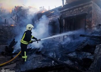 У готельному комплексі на Закарпатті спалахнула масштабна пожежа