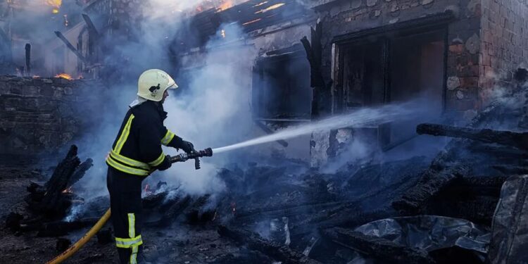 У готельному комплексі на Закарпатті спалахнула масштабна пожежа