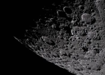 Захід Землі та сонячне затемнення – NASA опублікувала перші знімки з прольоту повз Місяць