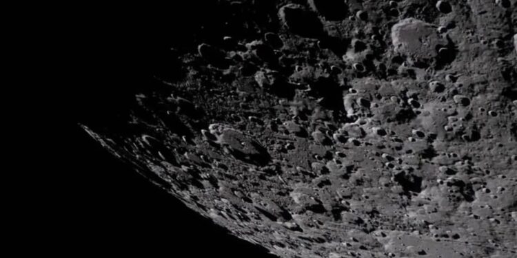 Захід Землі та сонячне затемнення – NASA опублікувала перші знімки з прольоту повз Місяць