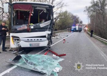 Вантажівка влетіла в автобус на Вінниччині, є загиблий та поранені