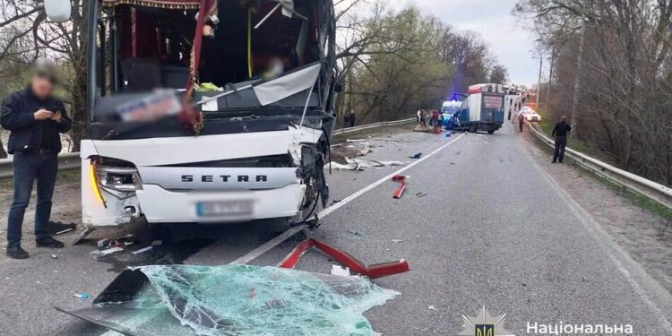 Вантажівка влетіла в автобус на Вінниччині, є загиблий та поранені