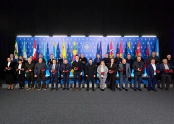 Покровськ, Куп'янськ, Старокостянтинів і не тільки: Зеленський вручив низку відзнак "Місто-герой України"