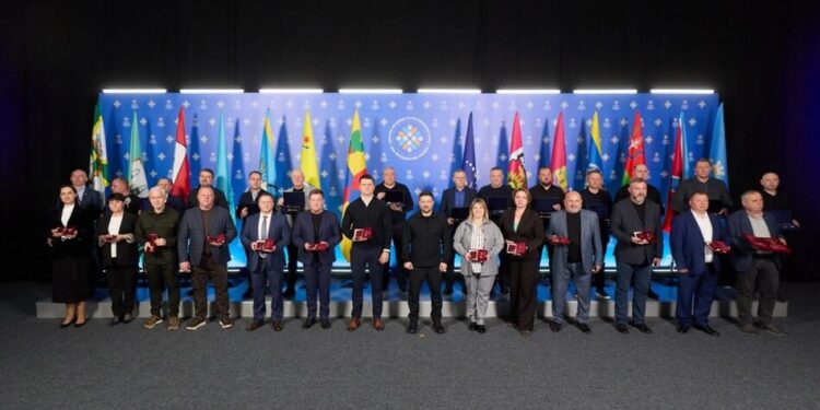 Покровськ, Куп'янськ, Старокостянтинів і не тільки: Зеленський вручив низку відзнак "Місто-герой України"