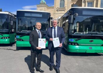 Азербайджан подарував Україні 5 автобусів під час візиту Зеленського до країни