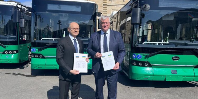 Азербайджан подарував Україні 5 автобусів під час візиту Зеленського до країни