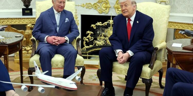 Трамп провів із королем Чарльзом закриту зустріч в Овальному кабінеті