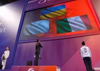 росіянка на нагородженні відвернулася від символів України – реакція не забарилась