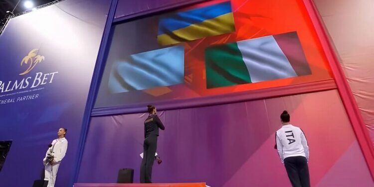 росіянка на нагородженні відвернулася від символів України – реакція не забарилась