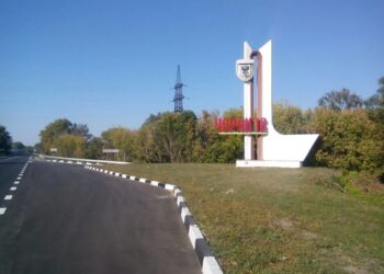 рф з ранку атакує адмінбудівлі у Чернігові, є поранені