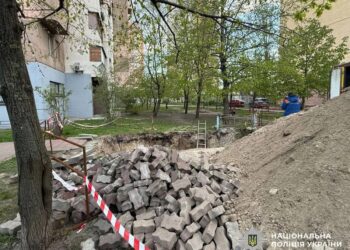 Дівчина впала в неогороджену яму з водою під час робіт комунальників у Києві і травмувалася – відкрито провадження