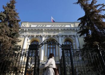 ЦБ росії готується знизити ставку на тлі уповільнення економіки і ризиків війни