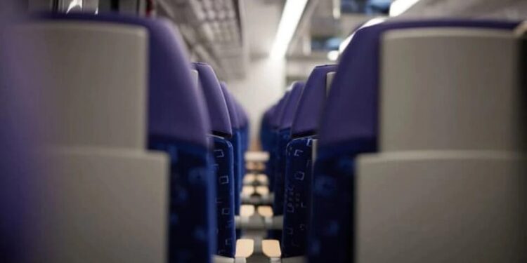 Студенти з 19 областей України можуть купувати пільгові квитки на електрички у застосунку УЗ