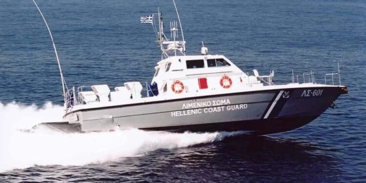 Біля Криту врятували 38 мігрантів із човна, що потрапив у біду під час переходу з Африки