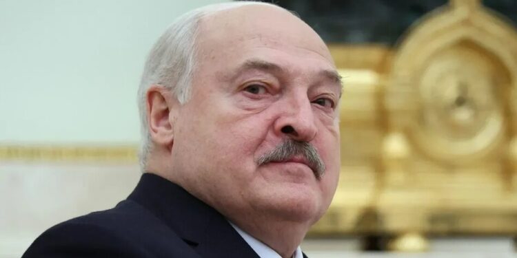 лукашенко пригрозив сусідам та Україні "відповіддю" у разі агресії проти білорусі