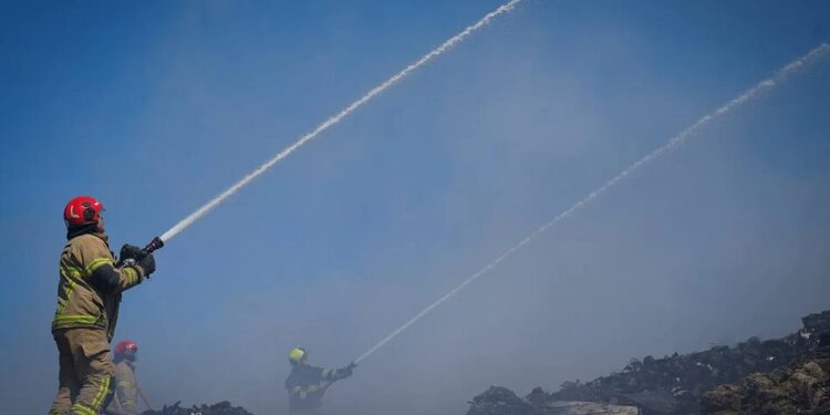 На Закарпатті рятувальники ліквідовують пожежу на сміттєзвалищі біля Ужгорода
