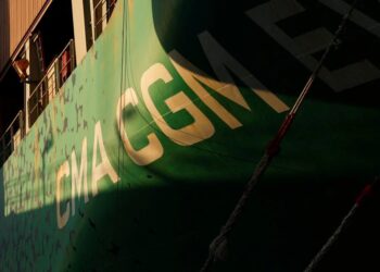 У рф після атаки дрона зупинили одну з найбільших установок на НПЗ "Роснєфті"