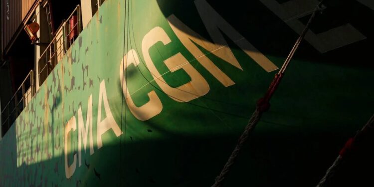 У рф після атаки дрона зупинили одну з найбільших установок на НПЗ "Роснєфті"