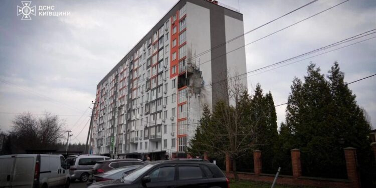 росія атакувала Україну майже пів тисячею ракет і дронів, в Обухові влучання у житловий будинок – голова МЗС