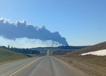На заводі "Лукойл" у пермі після вибуху піднявся стовп диму, схожий на гриб