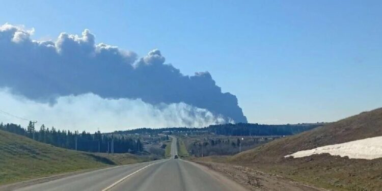 На заводі "Лукойл" у пермі після вибуху піднявся стовп диму, схожий на гриб