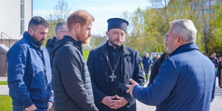 Принц Гаррі відвідав Бучу та вшанував пам'ять жертв агресії рф