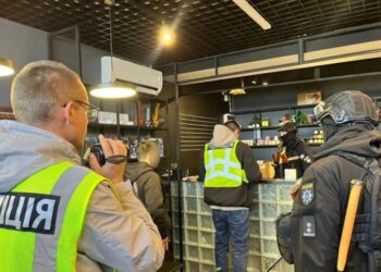 Продаж наркотиків під виглядом сувенірів – поліція проводить обшуки в мережу магазинів U420